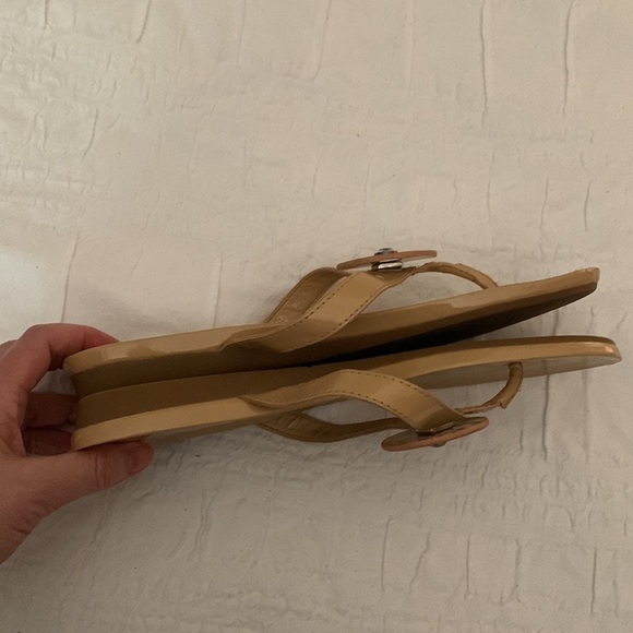 LINDSAY PHILLIPS medallion tan patent sandals thongs size 9.5 - Picture 9 of 11